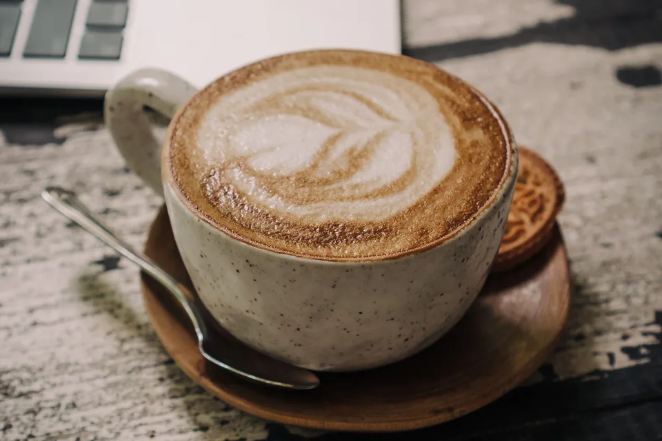 BookNoFees: 参考写真: 陶器のカップに入ったカプチーノ