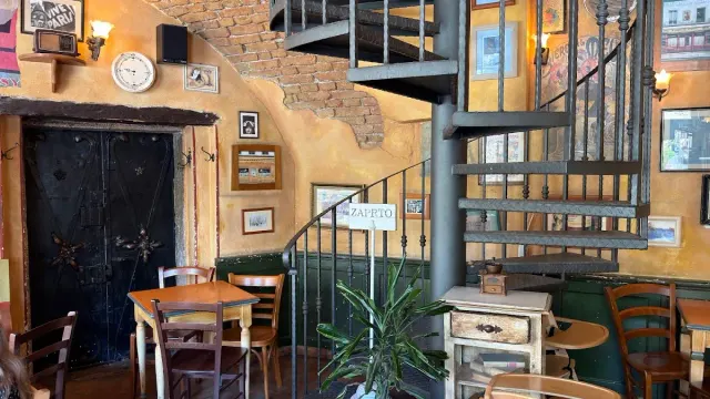 BookNoFees: カフェ – Le Petit Cafe – Ljubljana – ル・プティ・カフェ、写真2