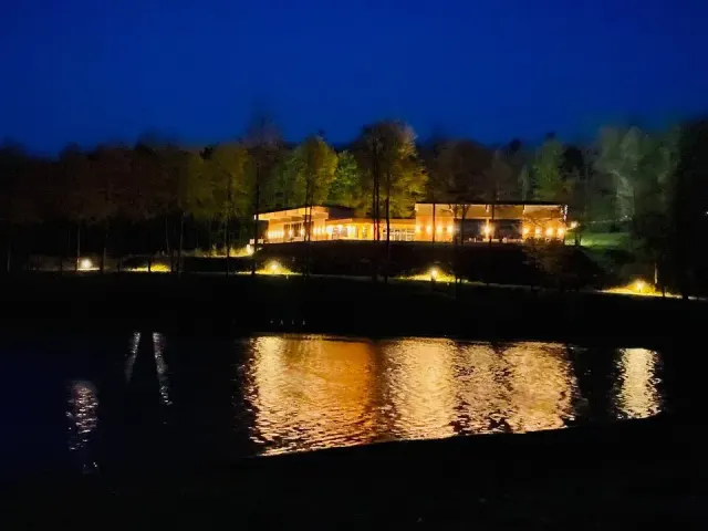 BookNoFees: レストラン – H1 am See – Meschede-Berghausen – H1 湖畔、写真3