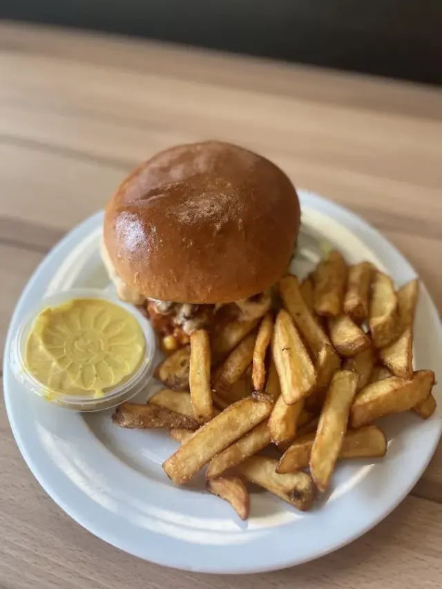 BookNoFees: スナックバー – Bigger Snack World – Bratislava – Bigger Snack World、写真2