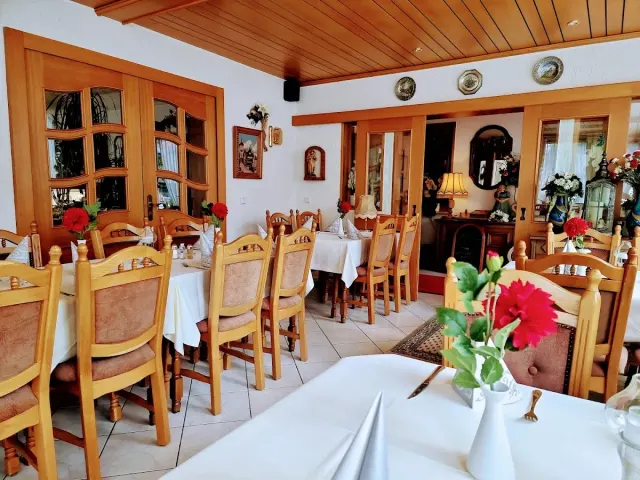 BookNoFees: Hubertushof Gaststätte, Olpe