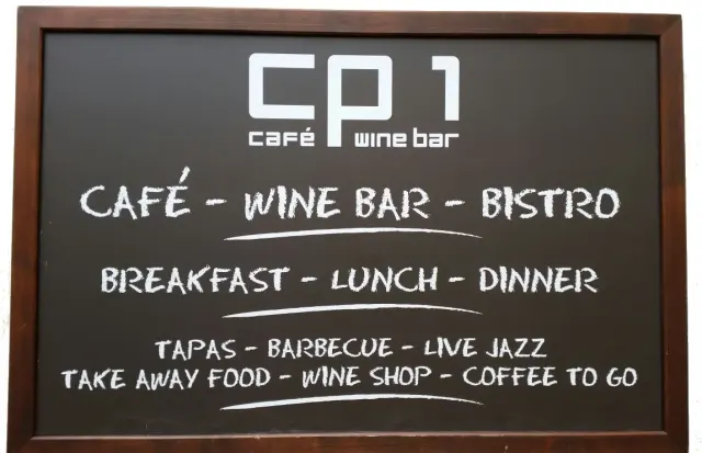 BookNoFees: カフェ – CP1 Café – Prague – CP1 Café、写真3