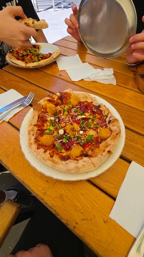 BookNoFees: レストラン – Pizza Hut – Bucharest – ピザハット、写真2