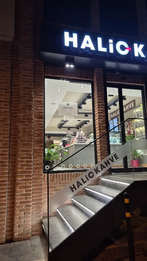 BookNoFees: カフェ – Haliç Kahve – Istanbul – ハリチ・カフヴェ、写真1