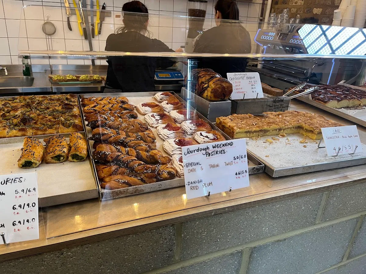BookNoFees: ベーカリー – Holloway Model Bakery – London – Holloway Model Bakery、写真1