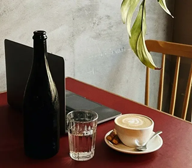 BookNoFees: カフェ – Karavaan – Amsterdam – キャラバン、写真3