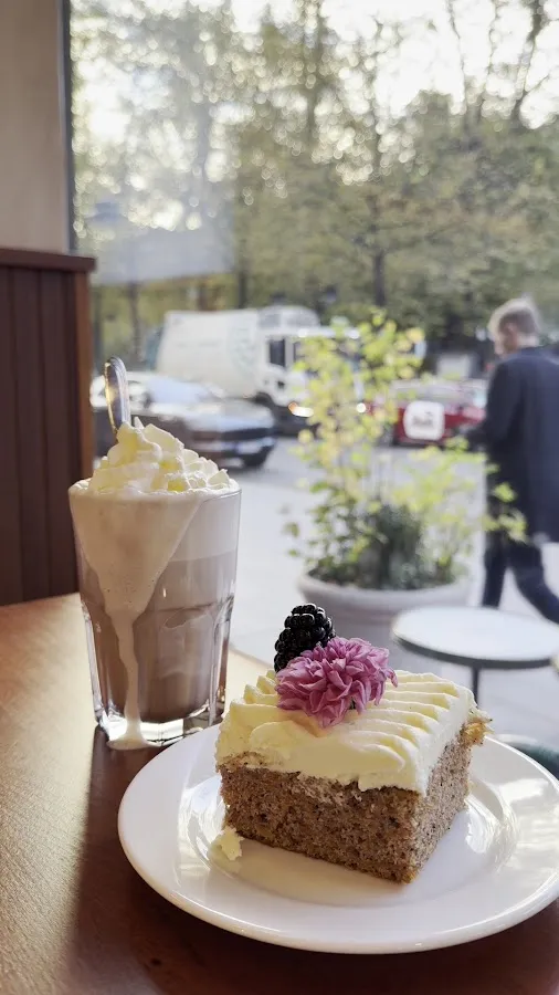 BookNoFees: カフェ – Cafe Esplanad – Helsinki – Cafe Esplanad、写真3