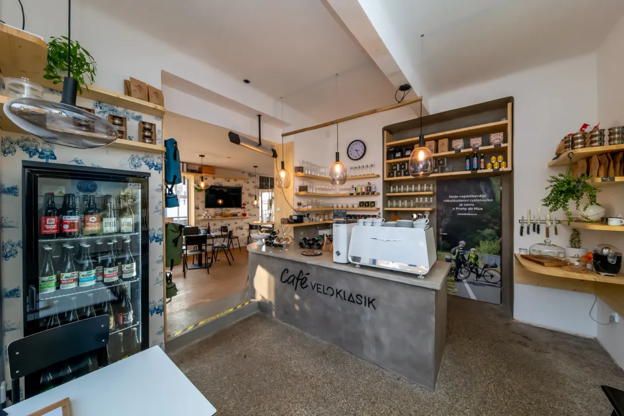 BookNoFees: カフェ – Café Veloklasik – Prague – Café Veloklasik、写真1