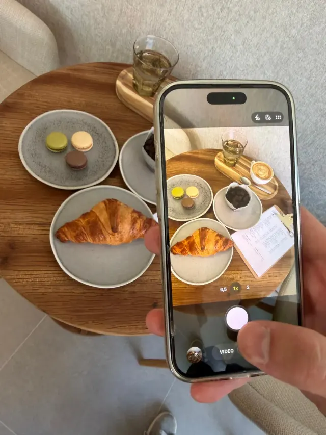 BookNoFees: カフェ – Kavárna a cukrárna Lilly – Prague – カフェと洋菓子店 Lilly、写真2