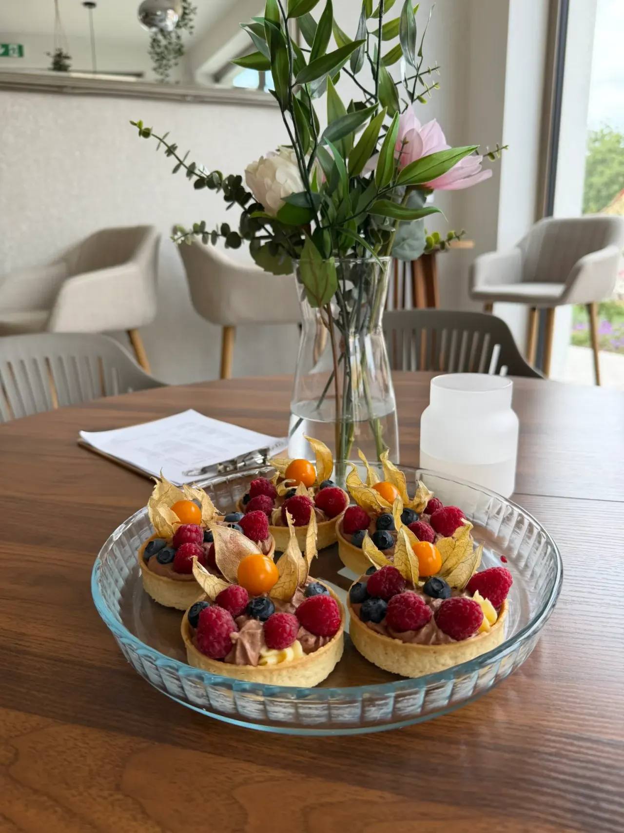 BookNoFees: カフェ – Kavárna a cukrárna Lilly – Prague – カフェと洋菓子店 Lilly、写真1