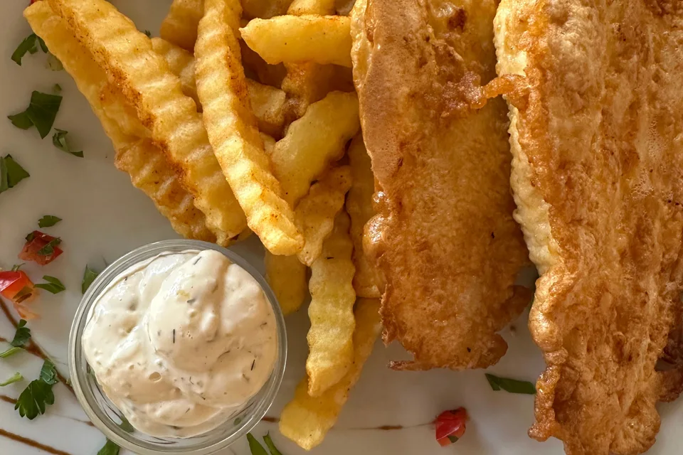 BookNoFees: 参考写真: 衣をつけた白身魚のフライとウェーブカットポテト、ソースの小皿